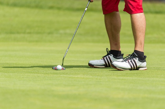 golfista před odpalem
