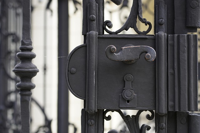 Pevná kovová brána. 