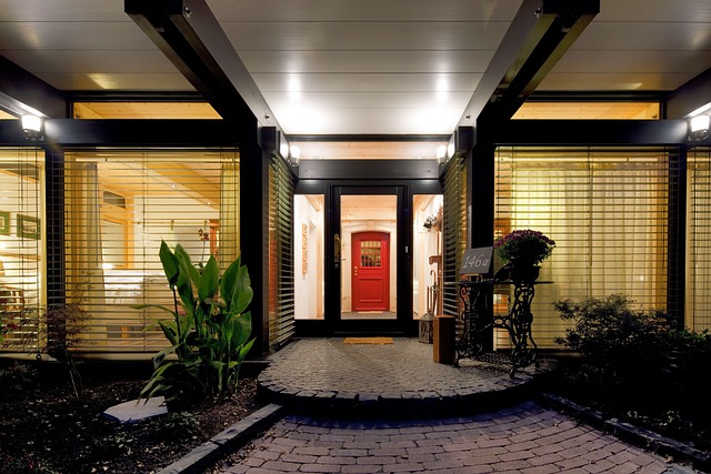 červené vchodové dveře